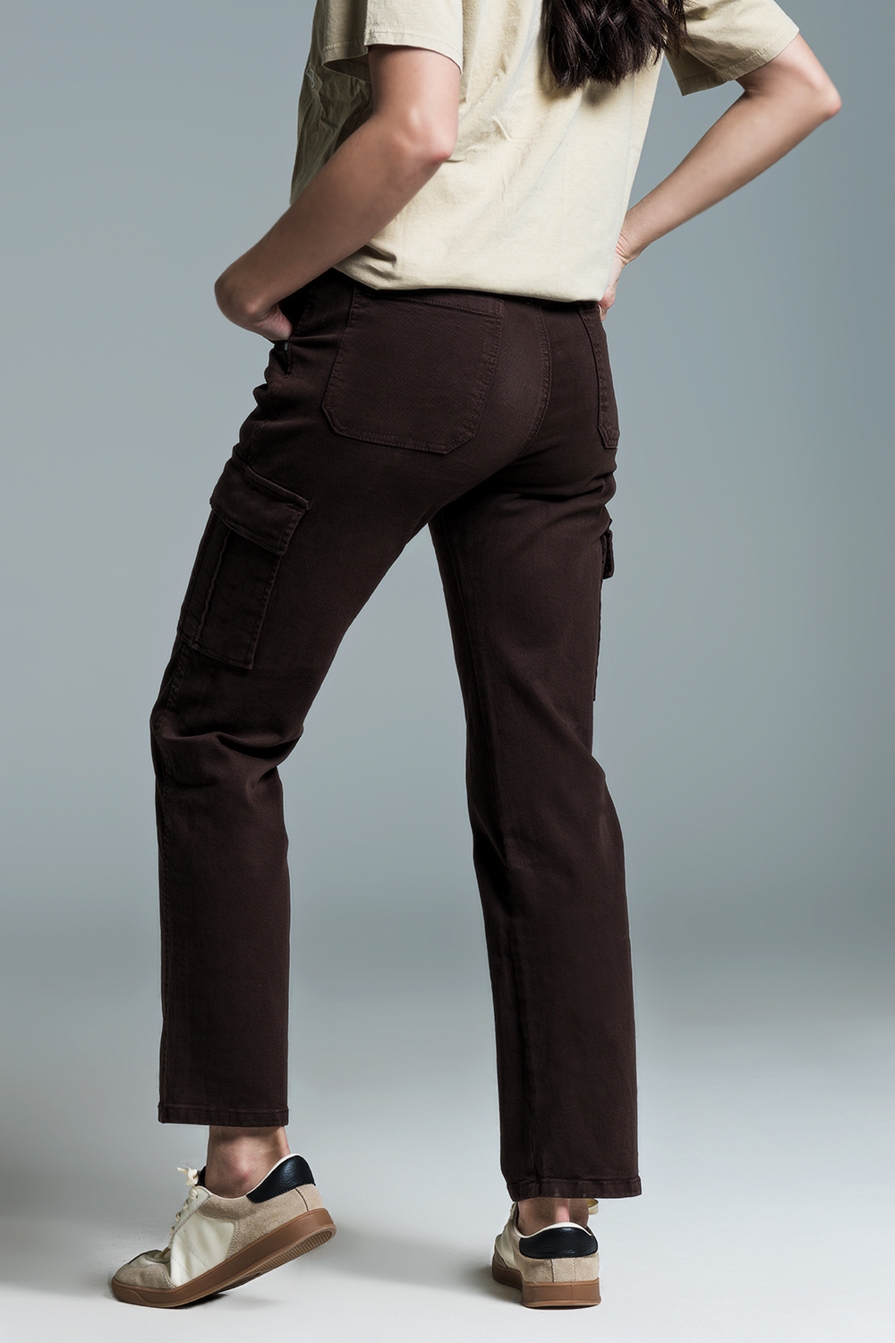 Pantalones cargo relajados en marr&oacute;n oscuro