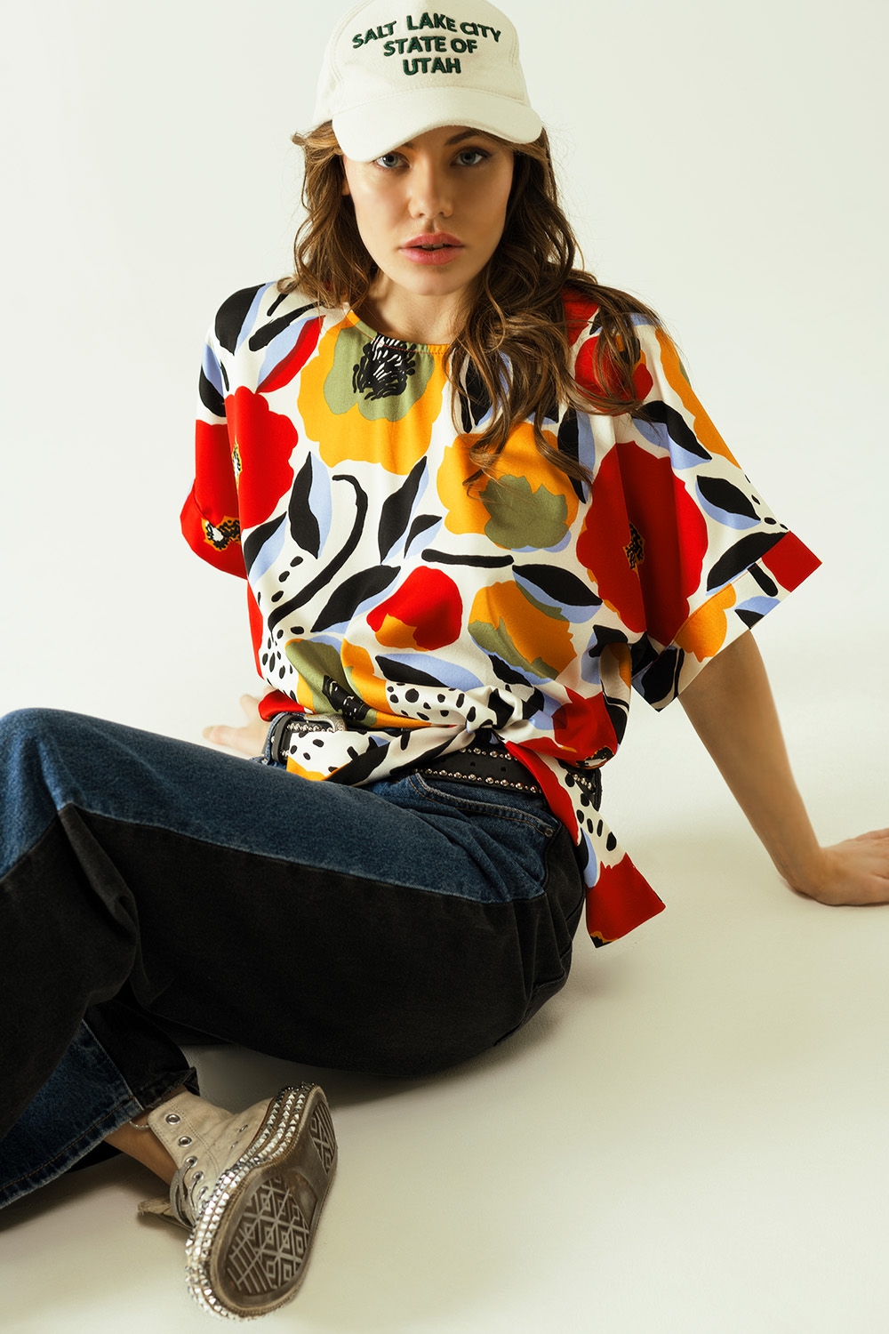 blusa blanca amplia con motivos de amapolas y manga corta blusa blanca amplia con motivos de amapolas y manga corta