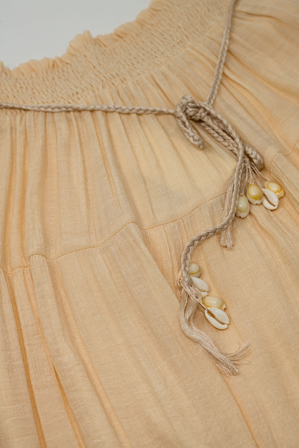 Maxifalda de tirantes en beige con cintura elástica y detalles de concha Maxifalda de tirantes en beige con cintura elástica y detalles de concha