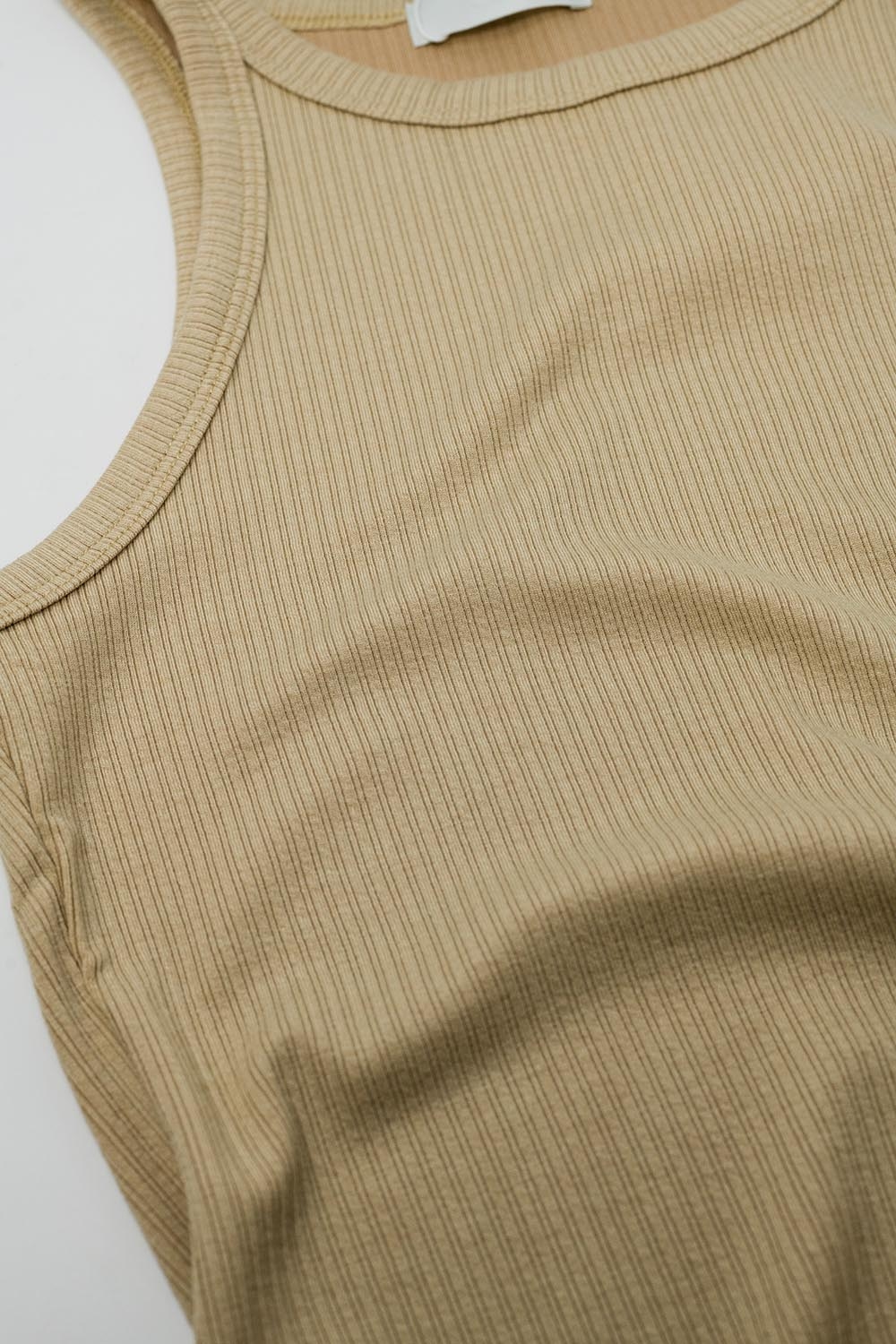 Top sin mangas beige con detalles de canal&eacute;