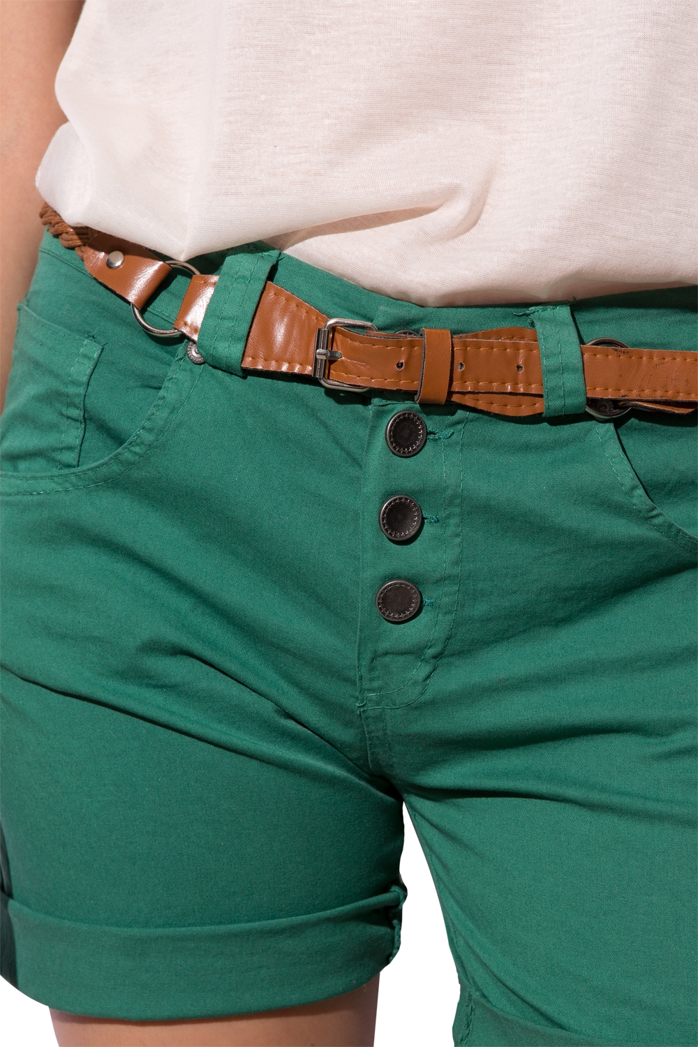 pantalones cortos verdes con botones visibles pantalones cortos verdes con botones visibles
