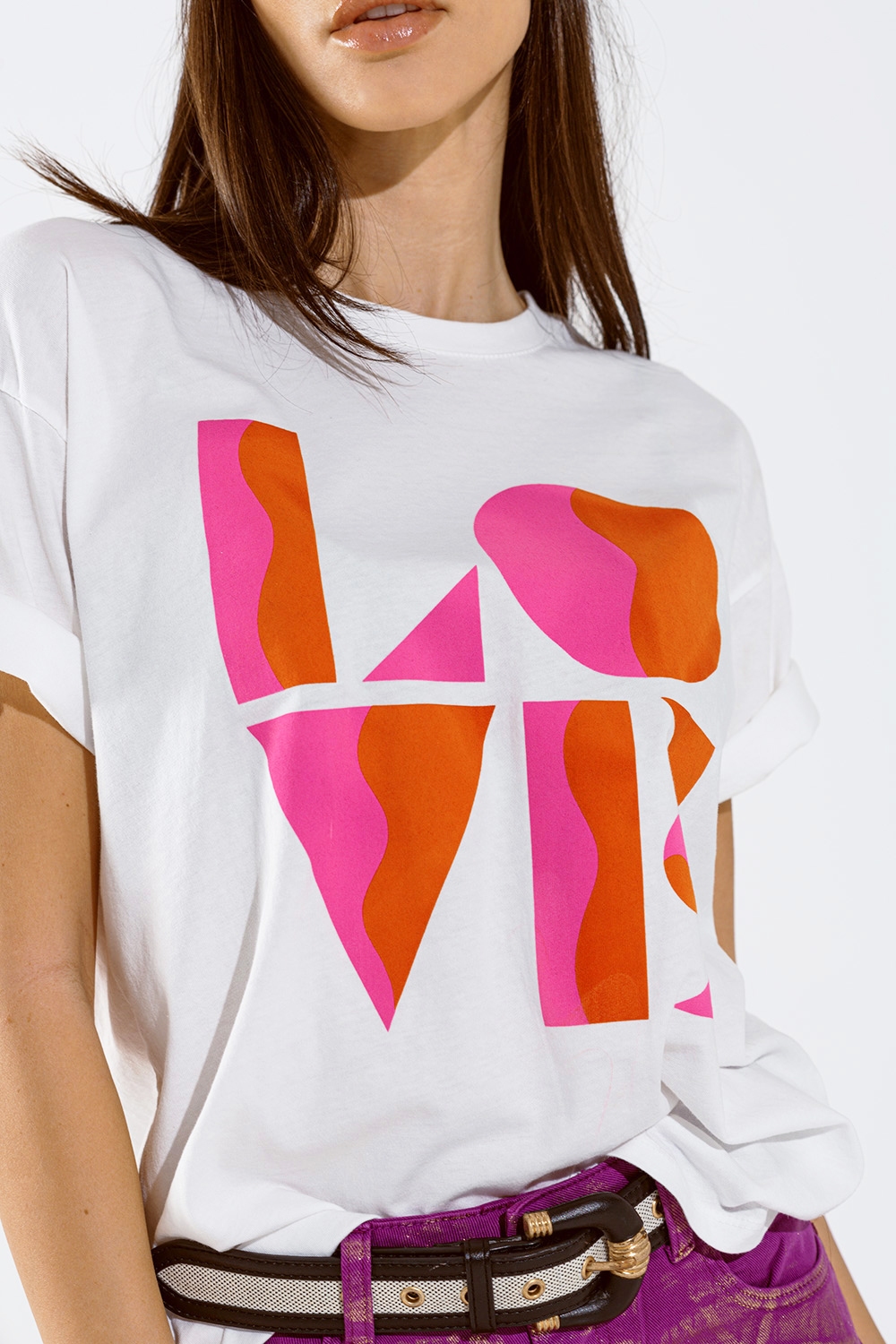 Camiseta con estampado digital LOVE art deco en blanco Camiseta con estampado digital LOVE art deco en blanco