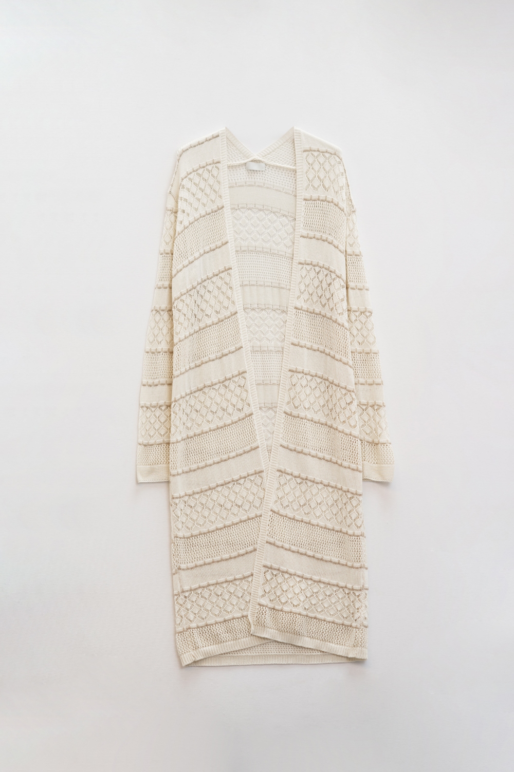 Maxi c&aacute;rdigan de ganchillo beige con mangas largas