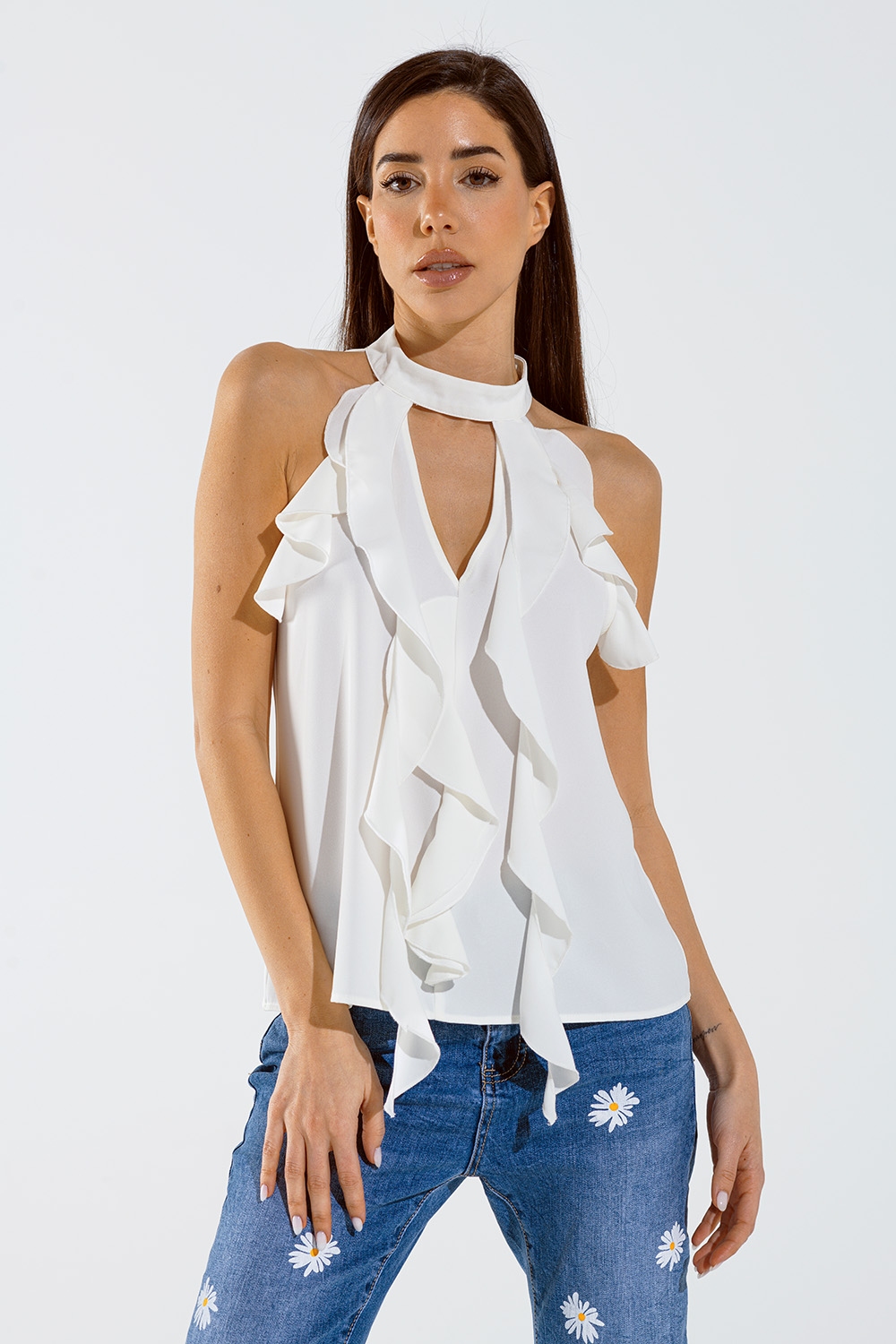 Top blanco sin mangas con detalles de volantes y cuello alto Top blanco sin mangas con detalles de volantes y cuello alto
