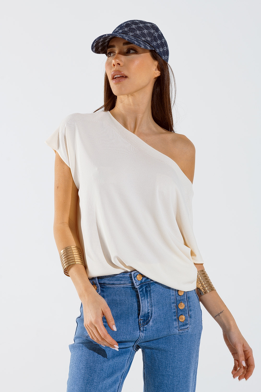 Jersey relajado sin hombros en color crema