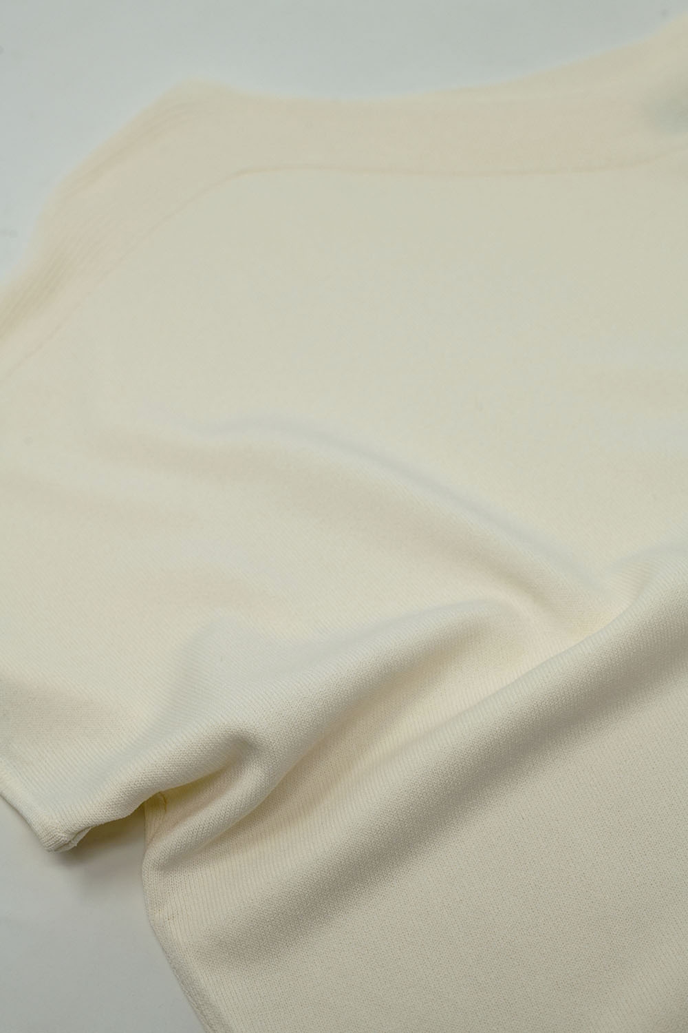 Jersey relajado sin hombros en color crema