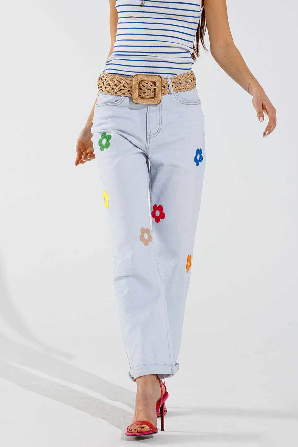 Vaqueros relajados blanqueados con diseño floral multicolor Vaqueros relajados blanqueados con diseño floral multicolor
