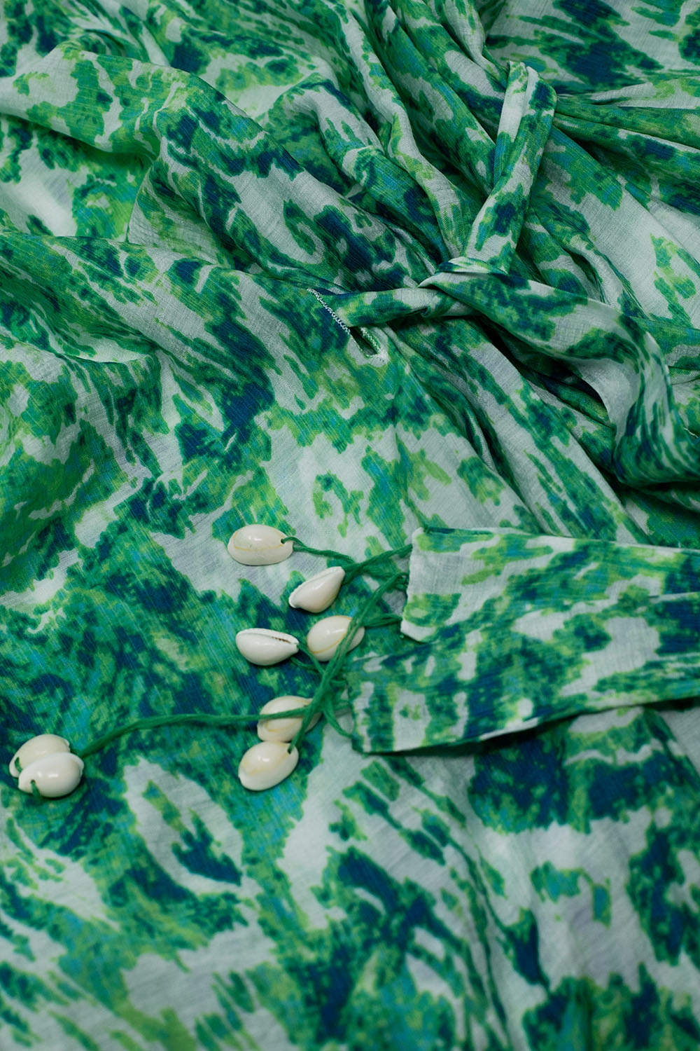 Kimono largo verde con cierre de cordón en estampado tribal Kimono largo verde con cierre de cordón en estampado tribal