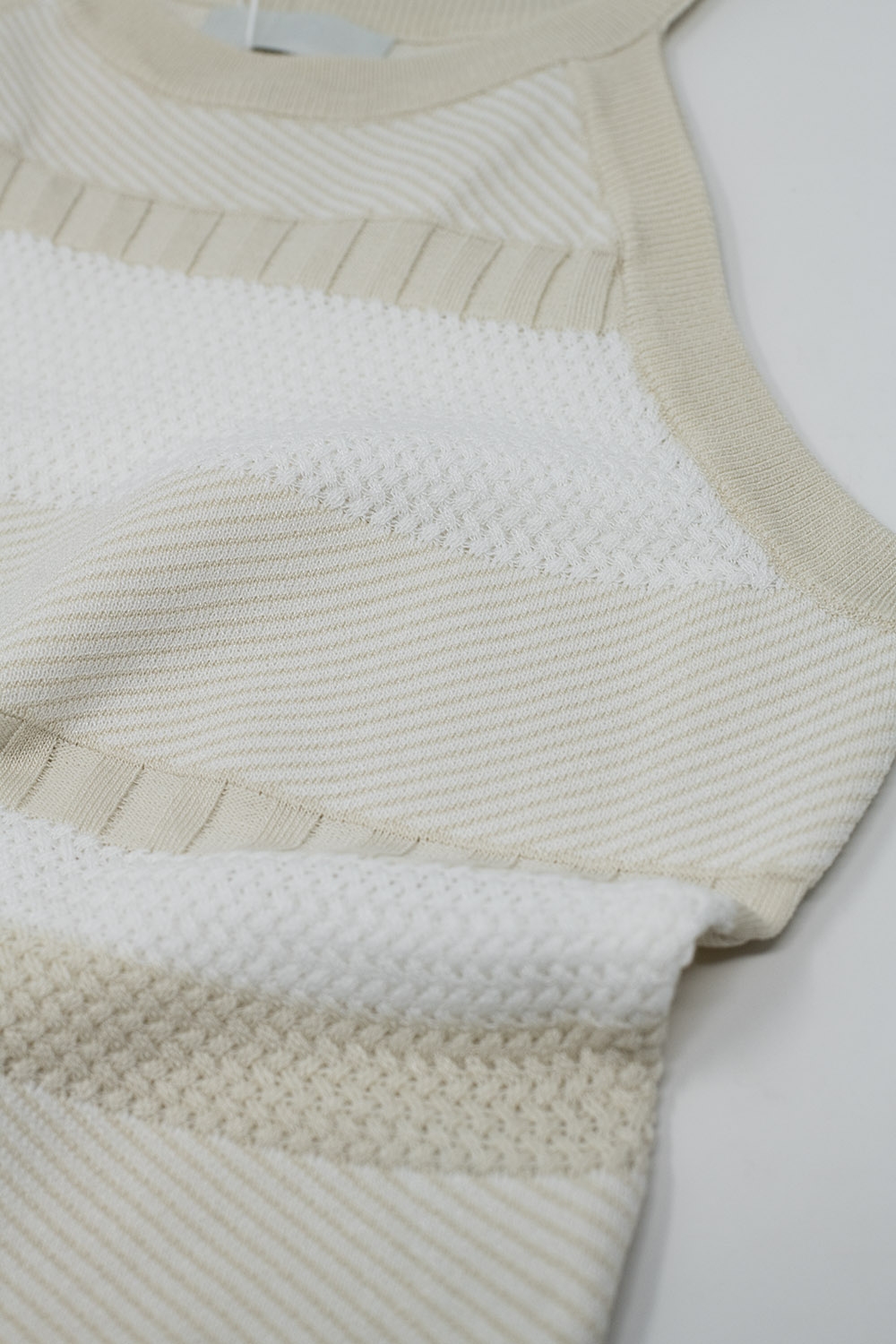 Camiseta de tirantes beige con diseño de rayas en diferentes tejidos Camiseta de tirantes beige con diseño de rayas en diferentes tejidos