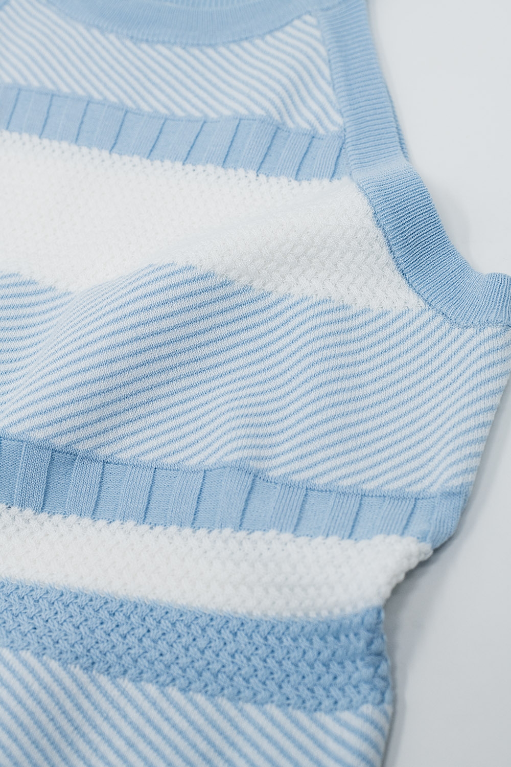 Camiseta de tirantes azul con diseño de rayas en diferentes tejidos Camiseta de tirantes azul con diseño de rayas en diferentes tejidos