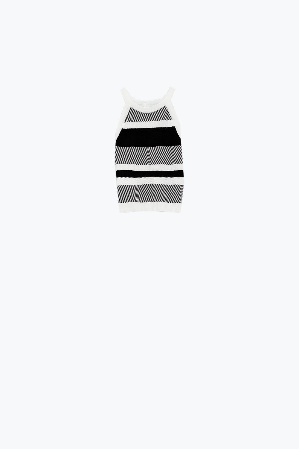 Camiseta de tirantes blanca y negra con diseño de rayas en diferentes tejidos Camiseta de tirantes blanca y negra con diseño de rayas en diferentes tejidos