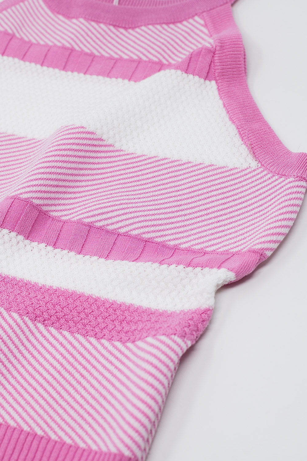 Camiseta de tirantes rosa con diseño de rayas en diferentes tejidos Camiseta de tirantes rosa con diseño de rayas en diferentes tejidos