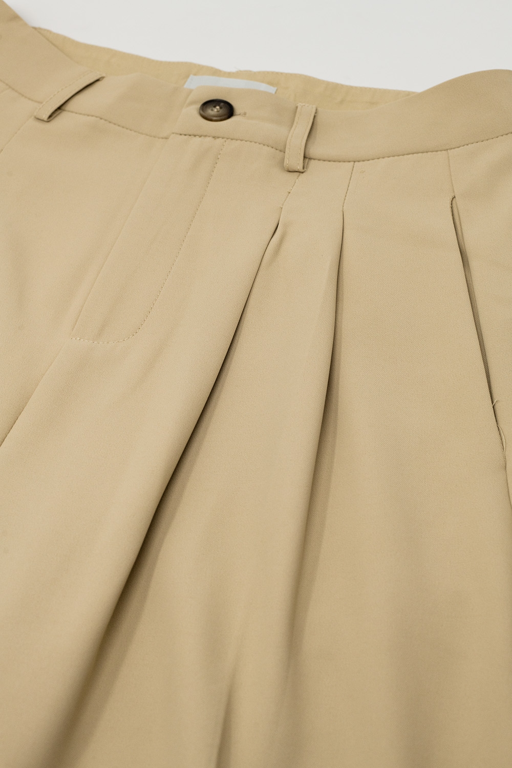 Pantalón recto con bolsillos laterales y pinzas en Beige Pantalón recto con bolsillos laterales y pinzas en Beige