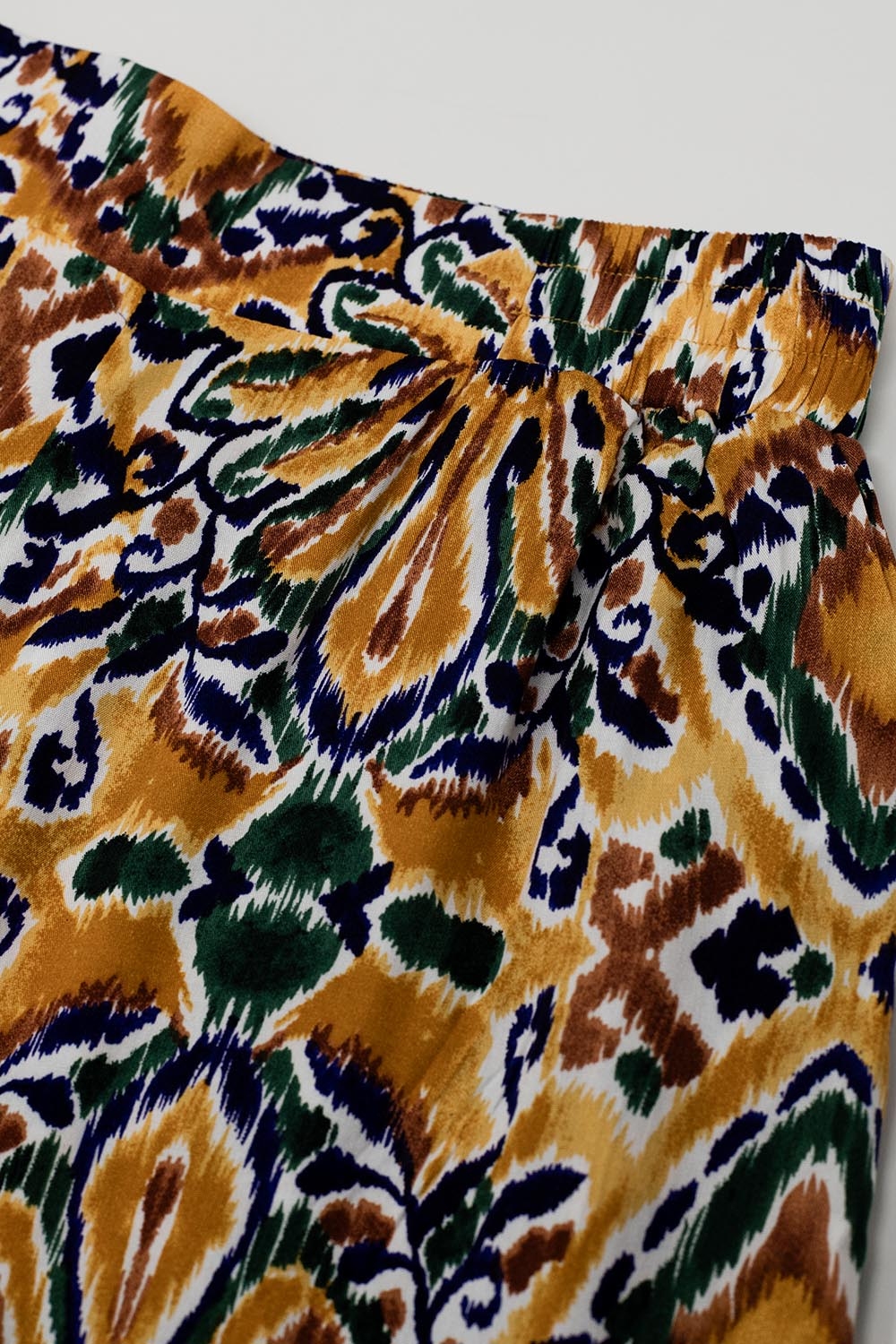 Pantalones multicolores con estampado de flores en naranja y azul Pantalones multicolores con estampado de flores en naranja y azul