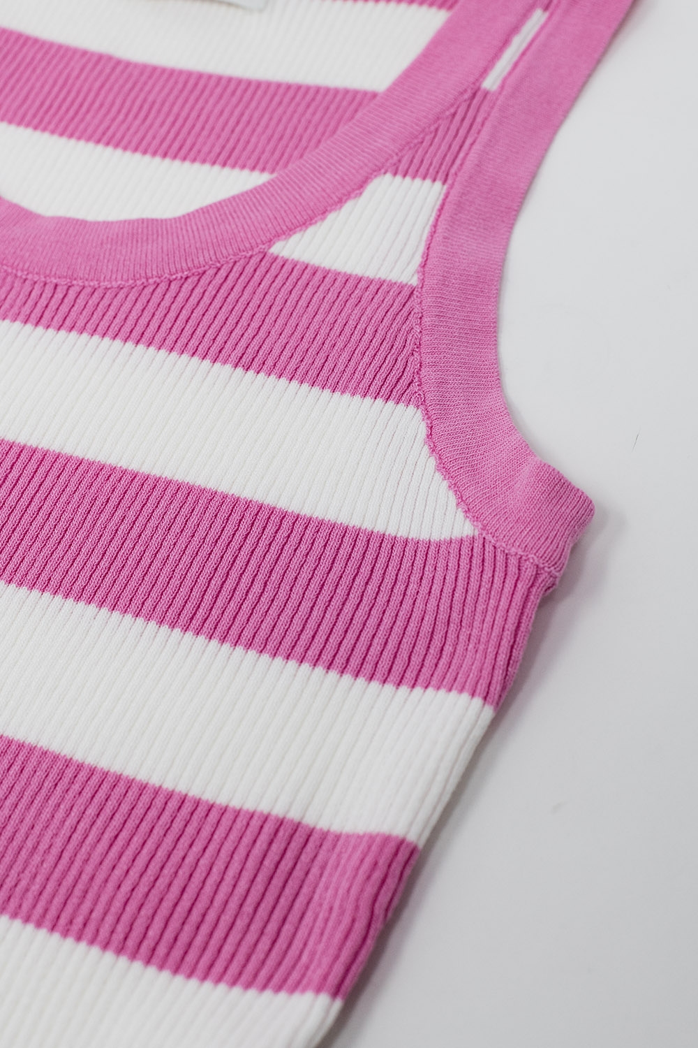 Camiseta de tirantes rosa con rayas anchas en blanco Camiseta de tirantes rosa con rayas anchas en blanco