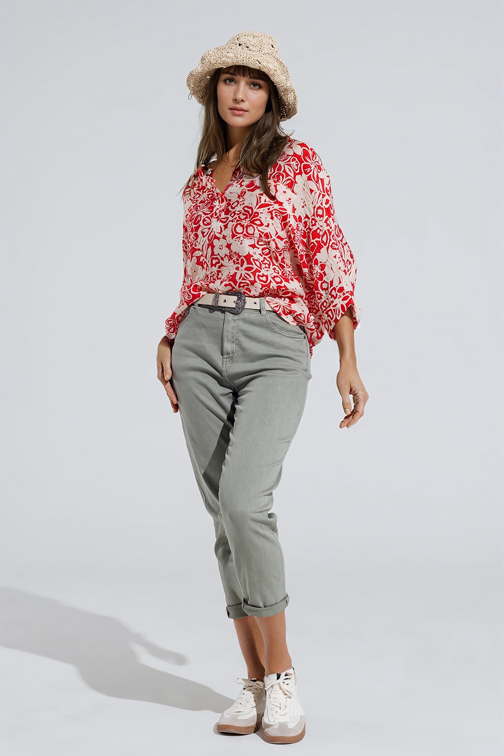 Blusa relajada roja con estampado floral y mangas de campana Blusa relajada roja con estampado floral y mangas de campana