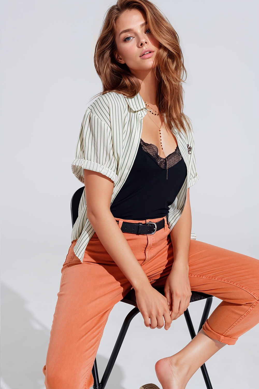 Blusa Blanca A Rayas Con Logo Love En Pecho Blusa Blanca A Rayas Con Logo Love En Pecho