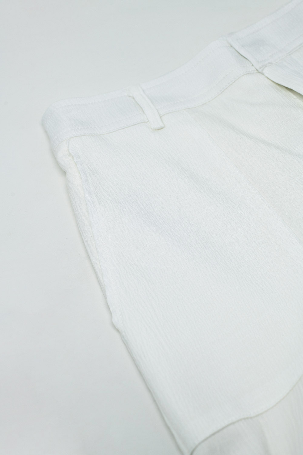 Pantalones blancos de raso con bolsillos laterales y aros para el cinturón Pantalones blancos de raso con bolsillos laterales y aros para el cinturón