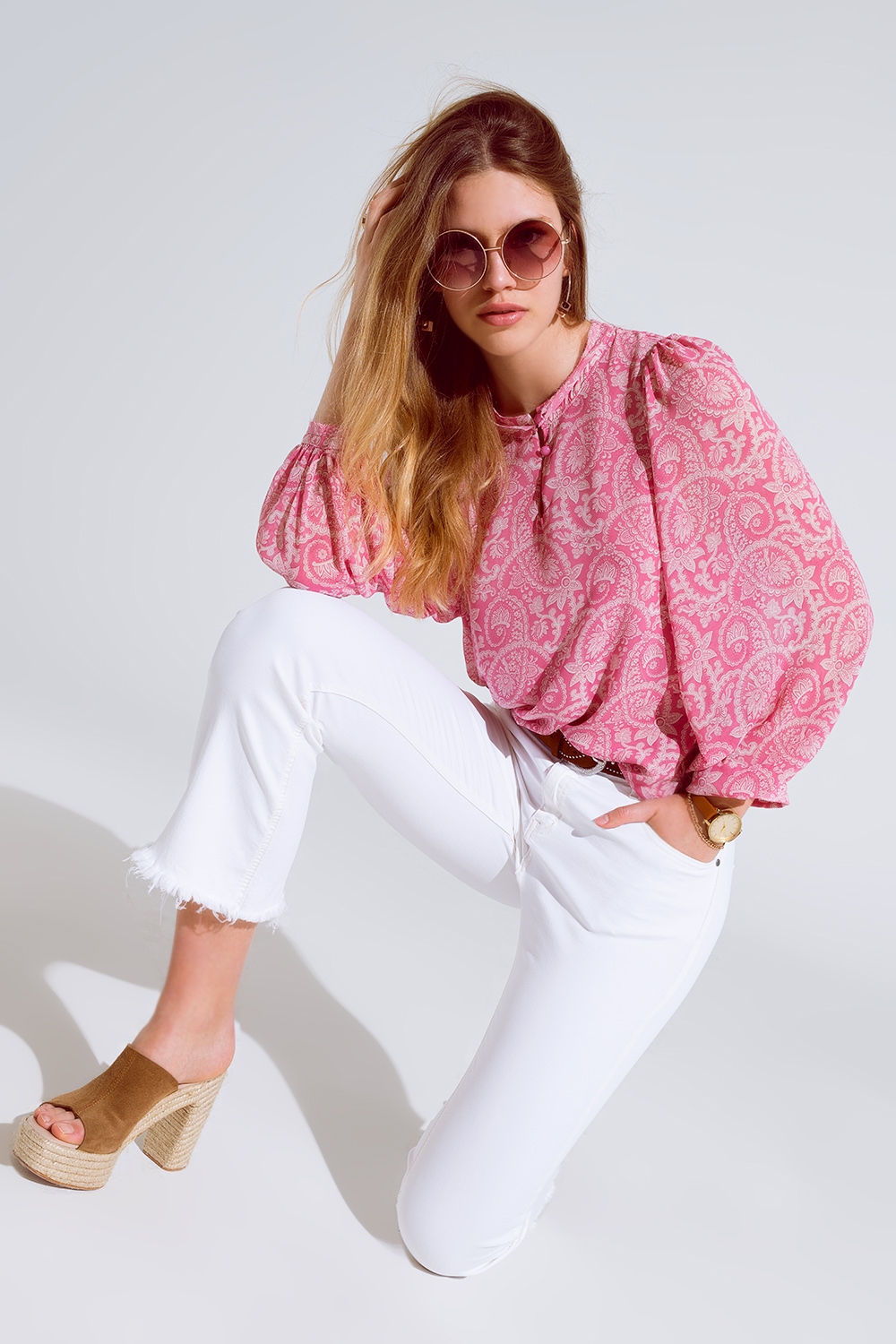 Blusa de gasa rosa con estampado floral y mangas globo largas