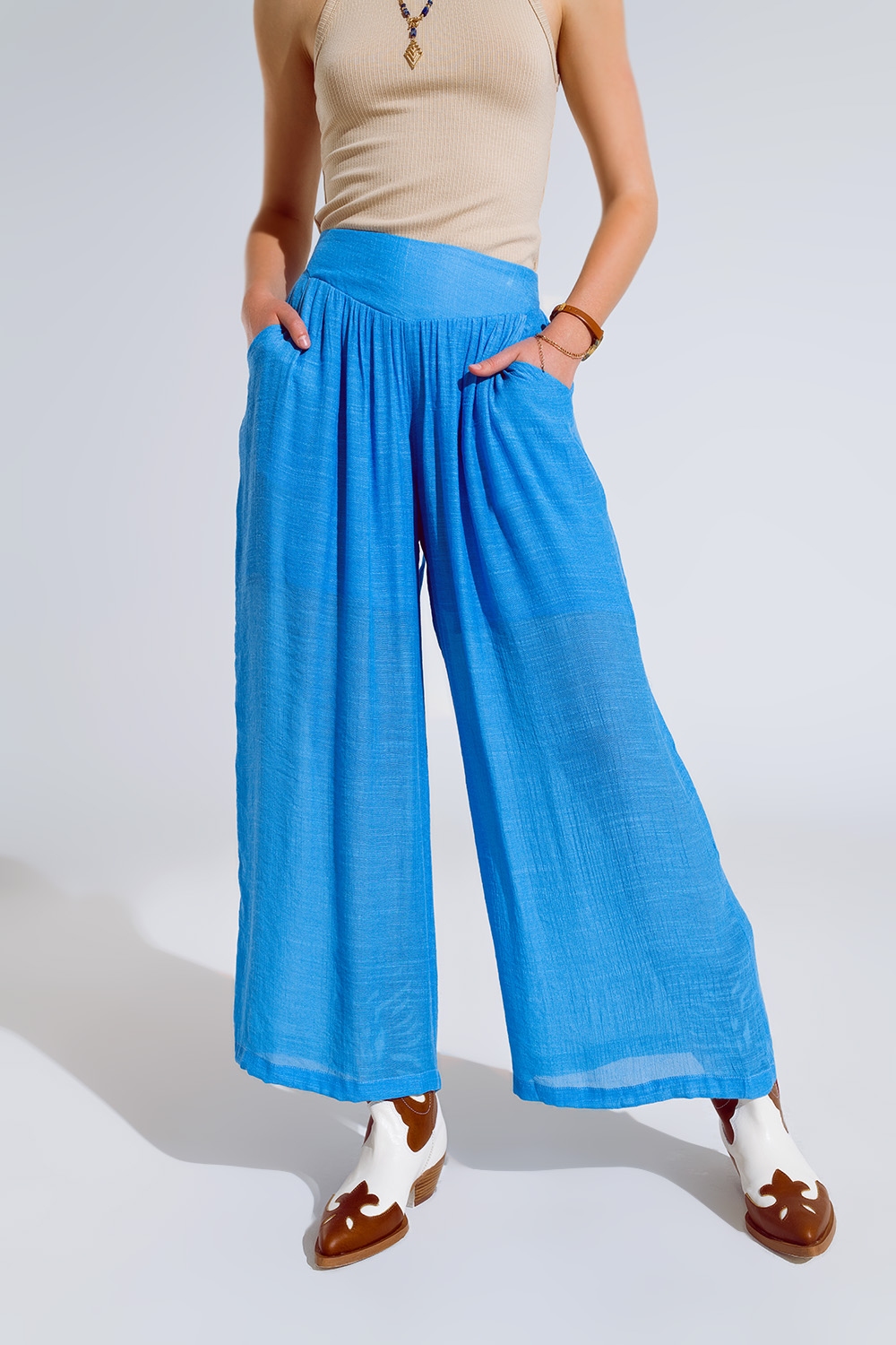 Pantalones estilo palazzo azules con bolsillos laterales y banda gruesa en la cintura Pantalones estilo palazzo azules con bolsillos laterales y banda gruesa en la cintura