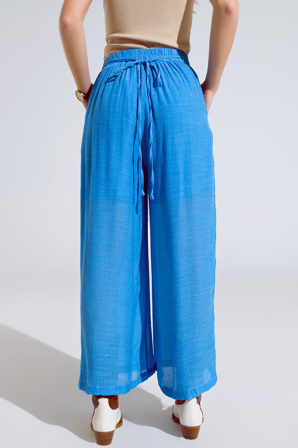Pantalones estilo palazzo azules con bolsillos laterales y banda gruesa en la cintura Pantalones estilo palazzo azules con bolsillos laterales y banda gruesa en la cintura