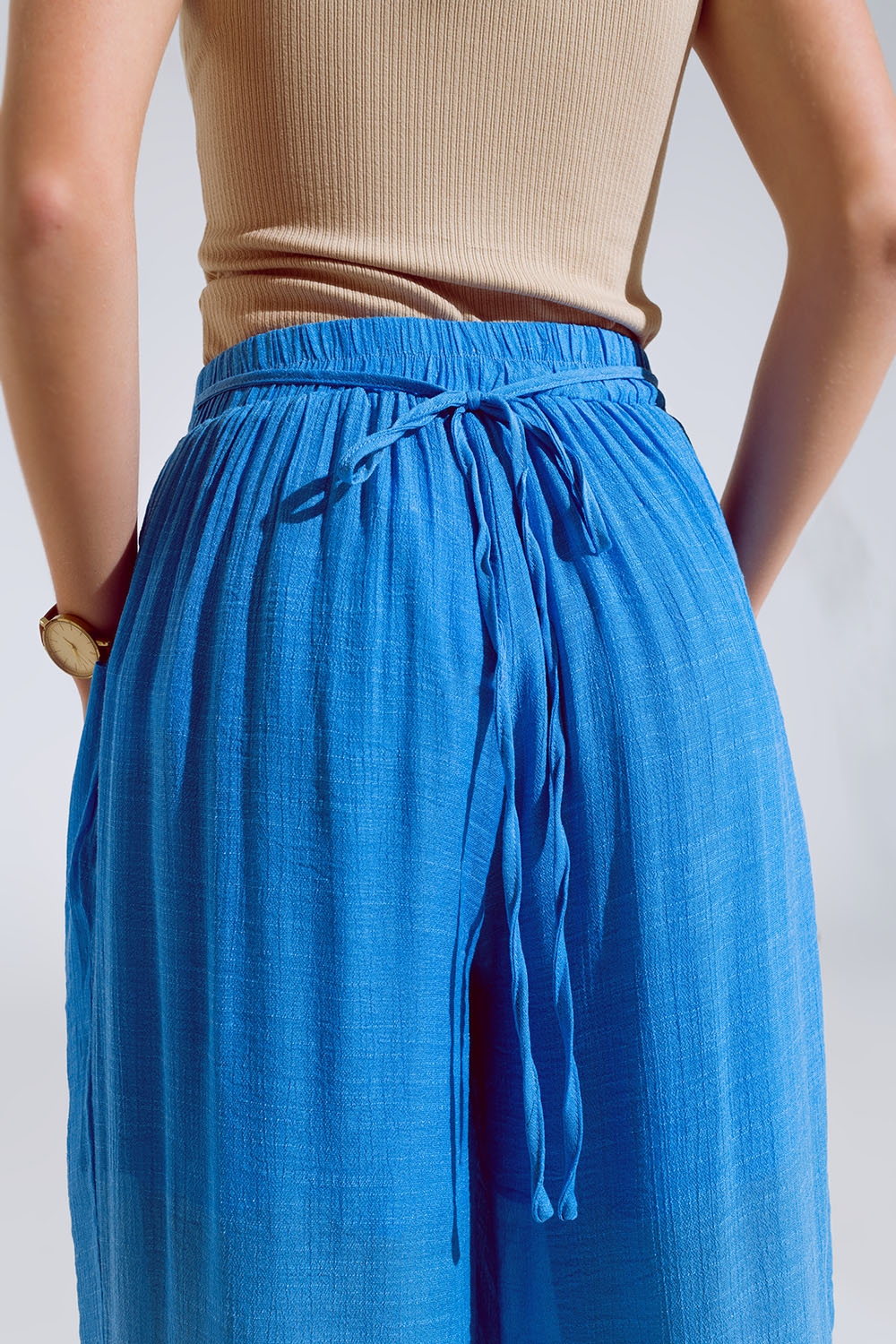 Pantalones estilo palazzo azules con bolsillos laterales y banda gruesa en la cintura Pantalones estilo palazzo azules con bolsillos laterales y banda gruesa en la cintura