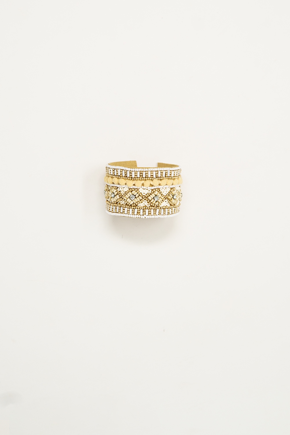 Pulsera Abierta Crema Con Adornos En Blanco Y Beige