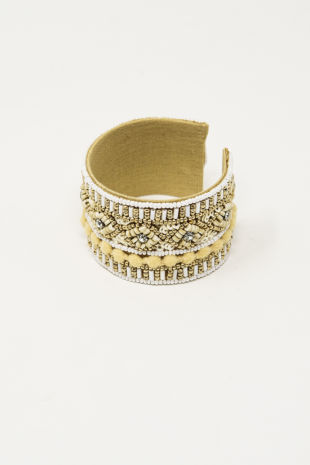 Pulsera Abierta Crema Con Adornos En Blanco Y Beige