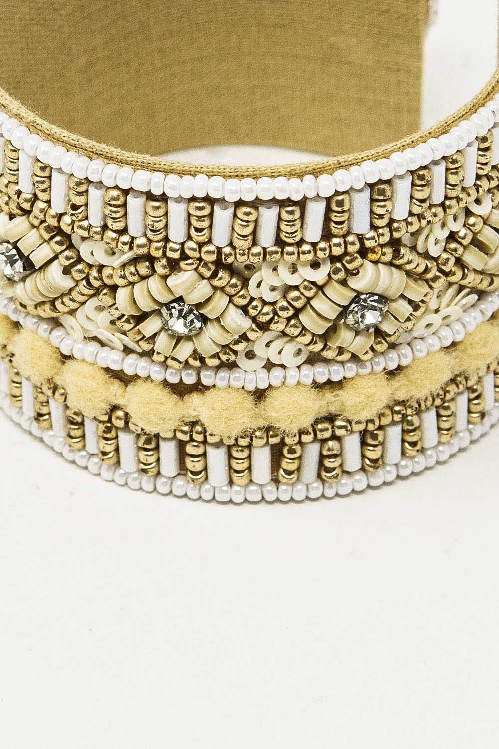 Pulsera Abierta Crema Con Adornos En Blanco Y Beige
