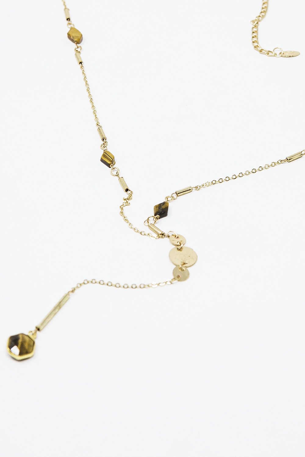 Collar dorado con detalle de piedra y colgante