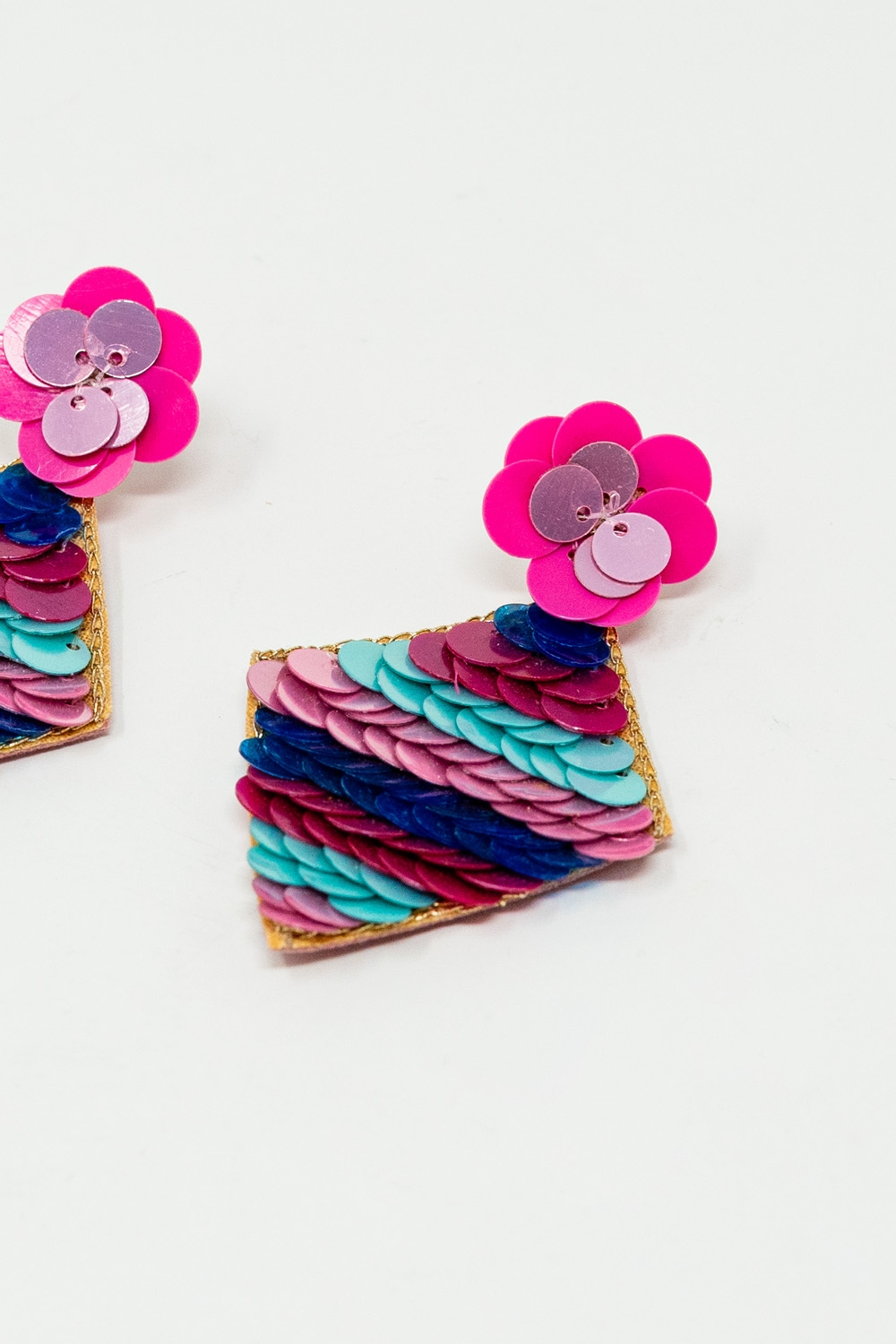 Pendientes en forma de diamante con detalles de lentejuelas multicolores.