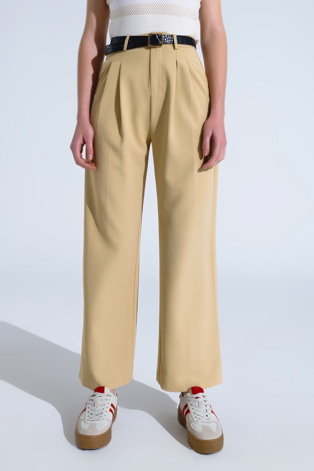 Pantalón recto con bolsillos laterales y pinzas en Beige Pantalón recto con bolsillos laterales y pinzas en Beige