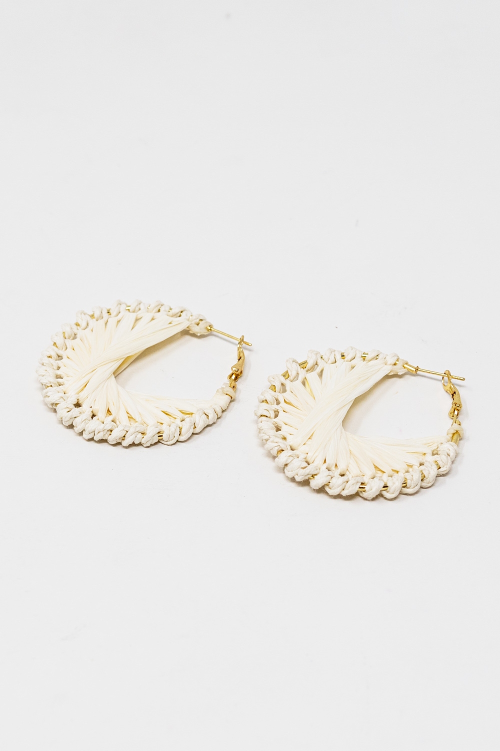 Pendientes Tejidos Redondos Crema Con Motivo Entrelazado