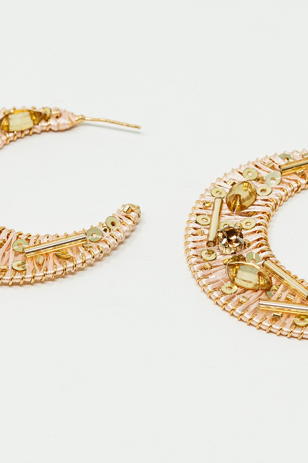 Pendientes Wocen Beige Grandes Redondos Con Adornos Dorados