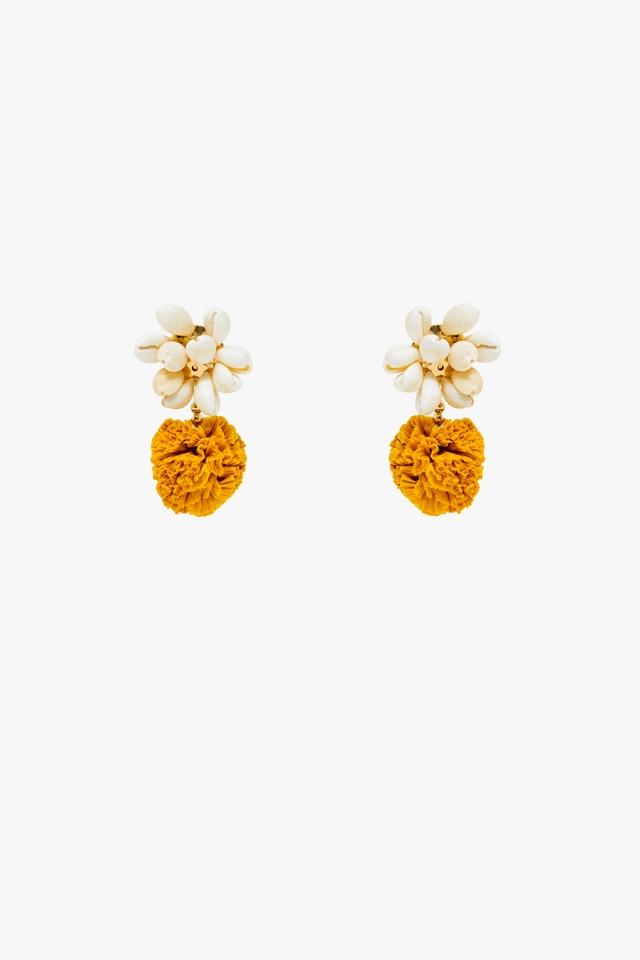 Pendientes con conchas de mar color crema y pompones amarillos