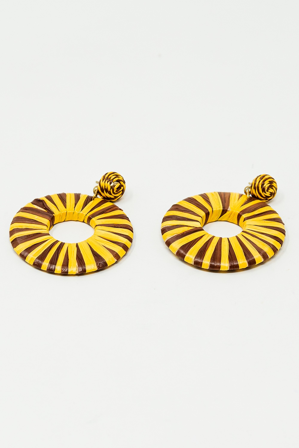 Pendientes de tejido con gotas marrones y amarillas Pendientes de tejido con gotas marrones y amarillas
