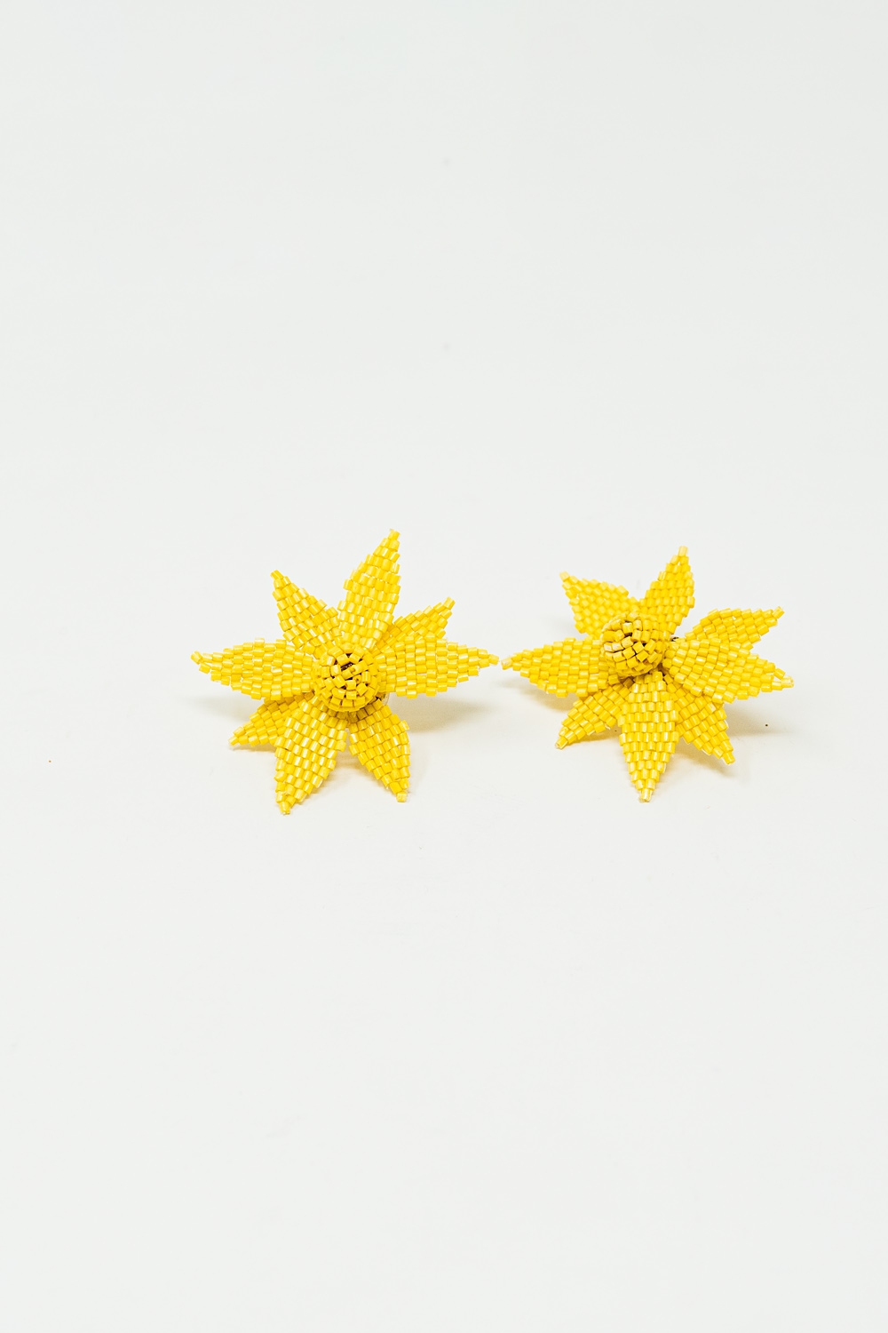 Pendientes Bordados Flor 3D En Amarillo Pendientes Bordados Flor 3D En Amarillo