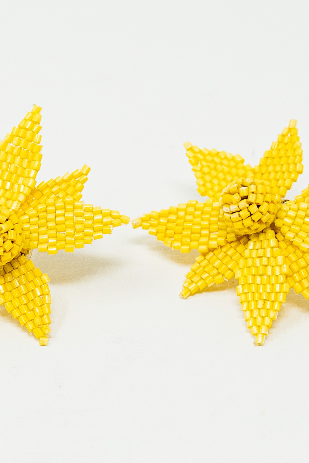 Pendientes Bordados Flor 3D En Amarillo Pendientes Bordados Flor 3D En Amarillo