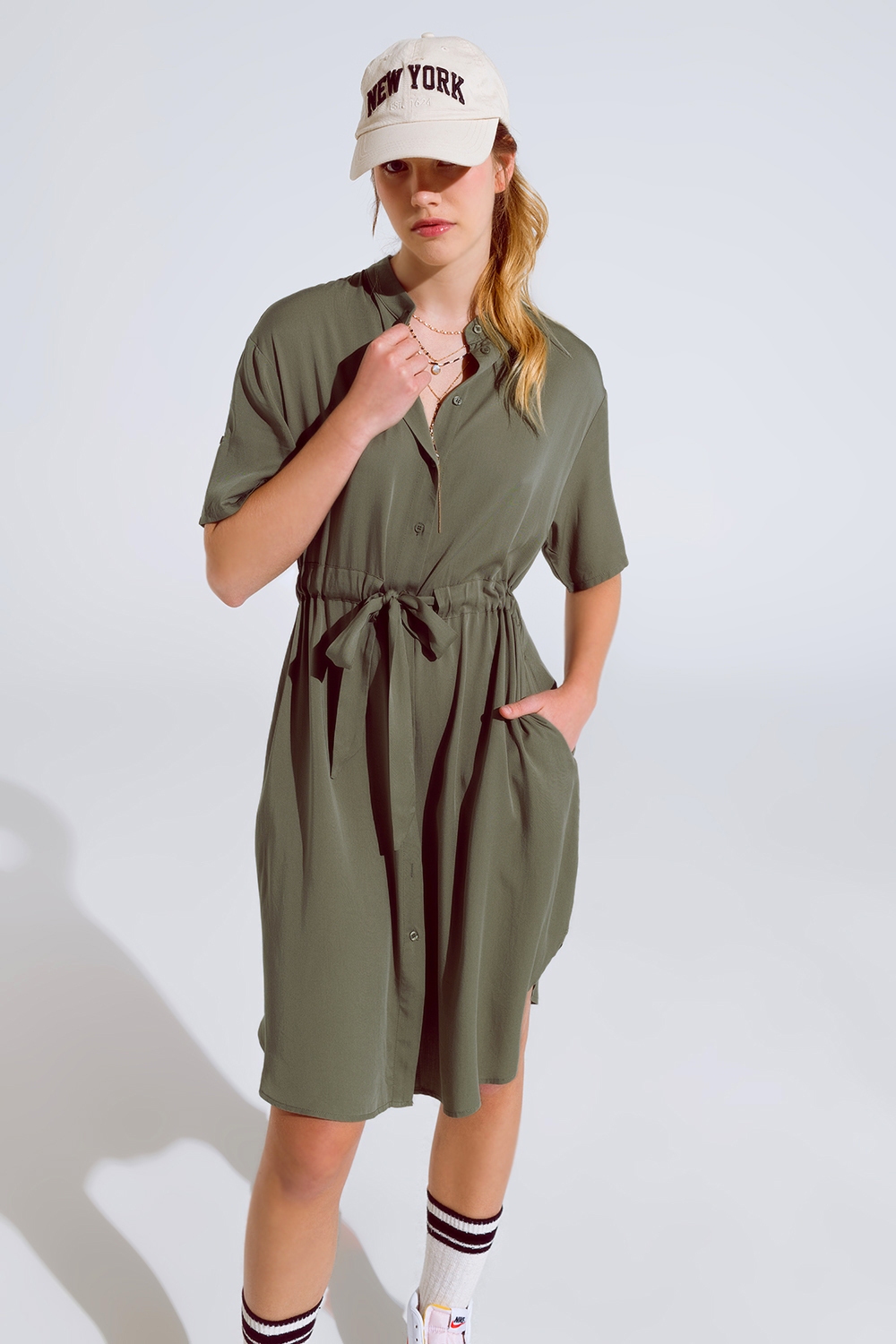 Vestido fluido abotonado con cintur&oacute;n y bolsillos laterales