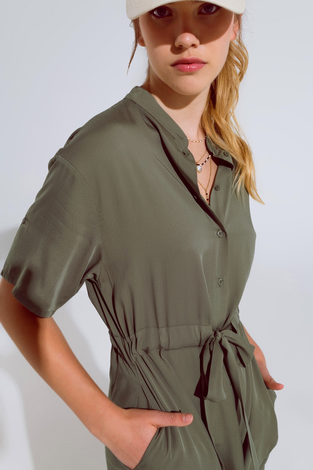 Vestido fluido abotonado con cintur&oacute;n y bolsillos laterales