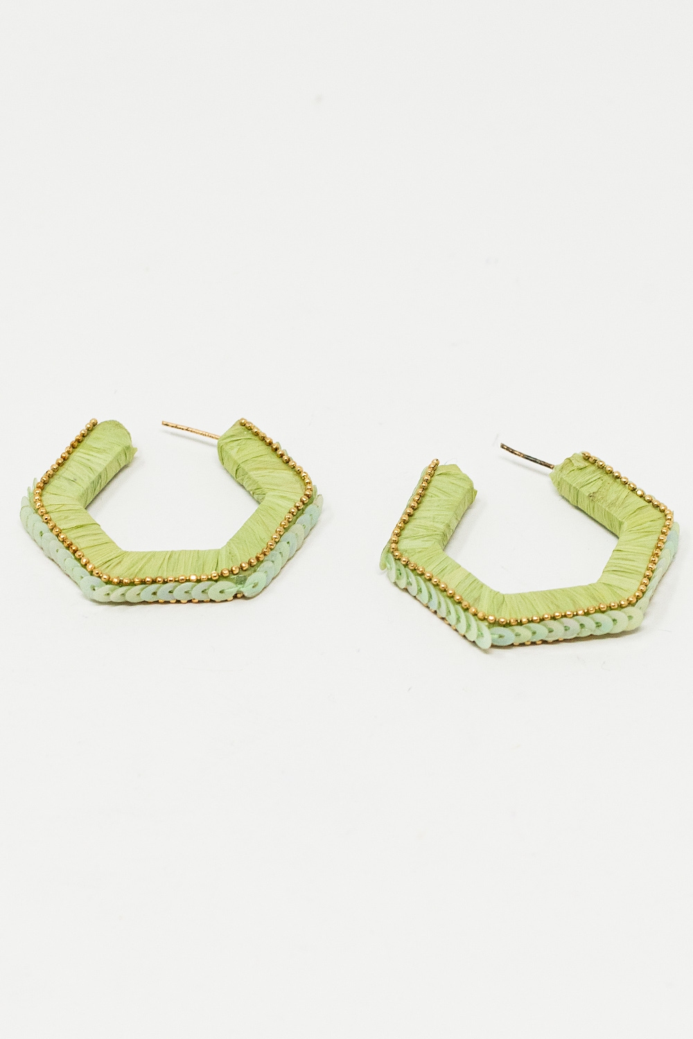 Pendientes hexagonales verdes con cuentas doradas y lentejuelas