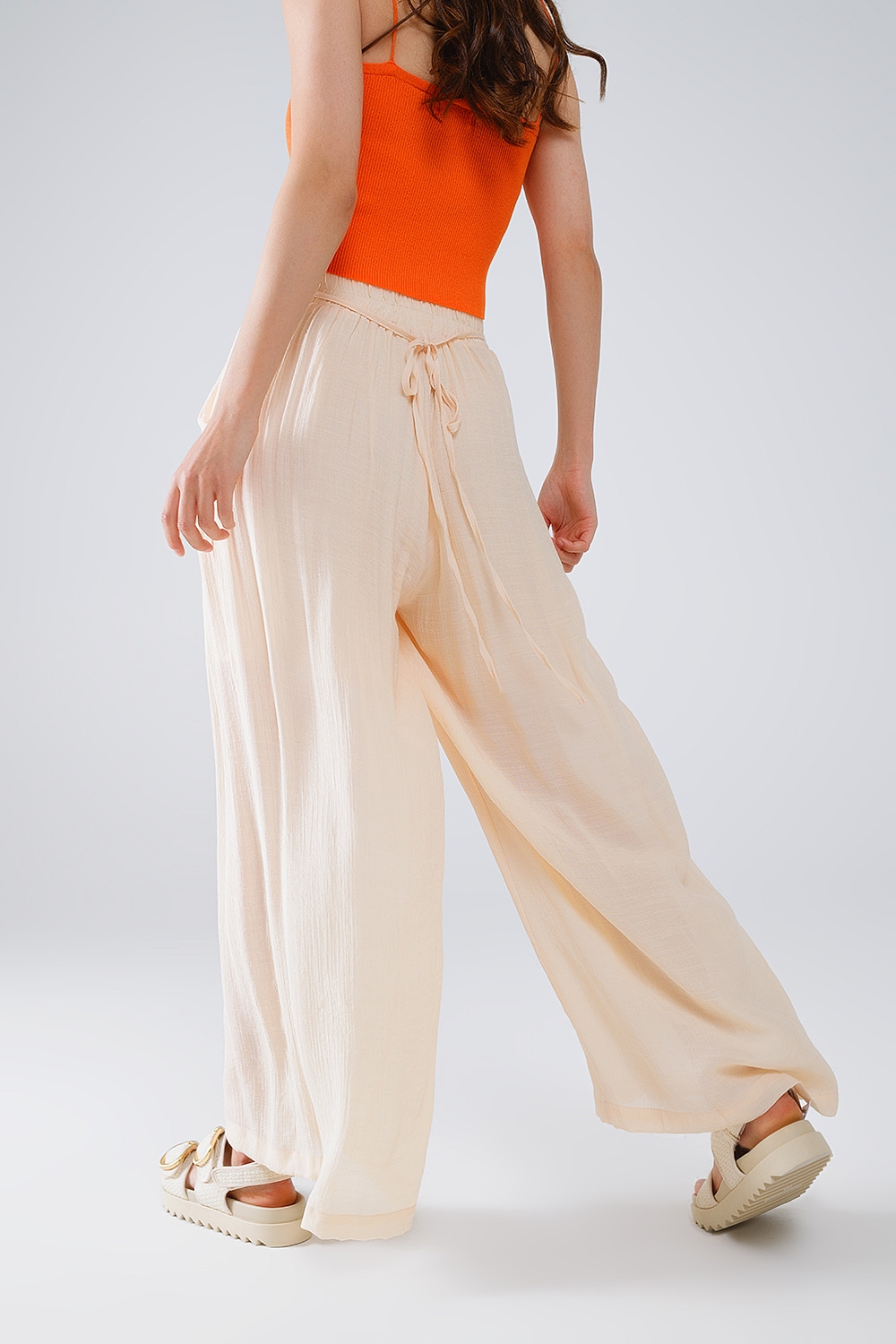 Pantalones Beige Estilo Palazzo Con Bolsillos Laterales Y Cintura Gruesa Pantalones Beige Estilo Palazzo Con Bolsillos Laterales Y Cintura Gruesa