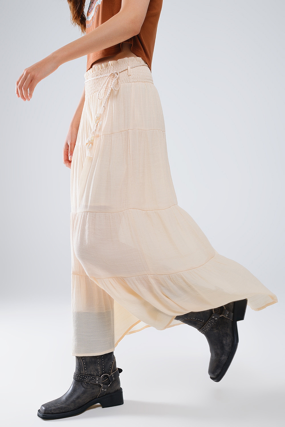 Maxifalda de tirantes en beige con cintura elástica y detalles de concha Maxifalda de tirantes en beige con cintura elástica y detalles de concha