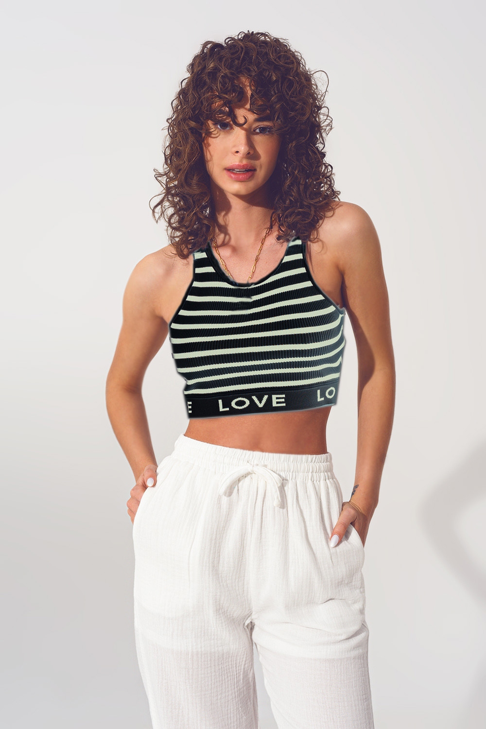 Top corto a rayas con texto Love en negro y beige Top corto a rayas con texto Love en negro y beige