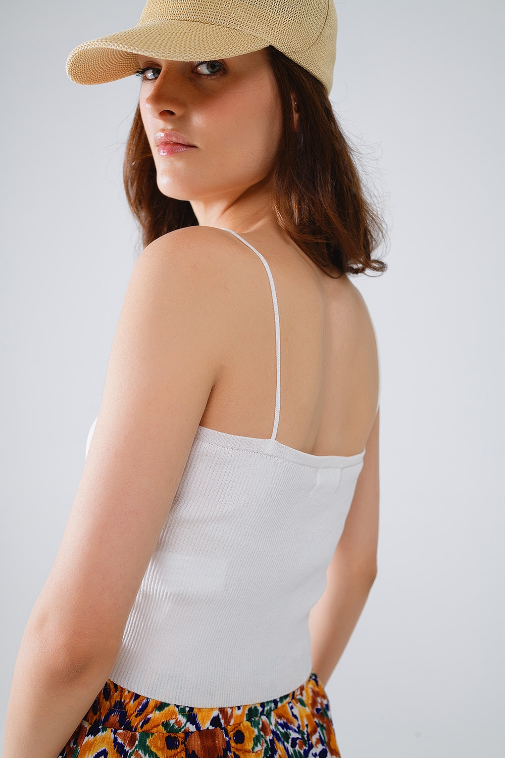Top de punto básico blanco con tirantes finos Top de punto básico blanco con tirantes finos