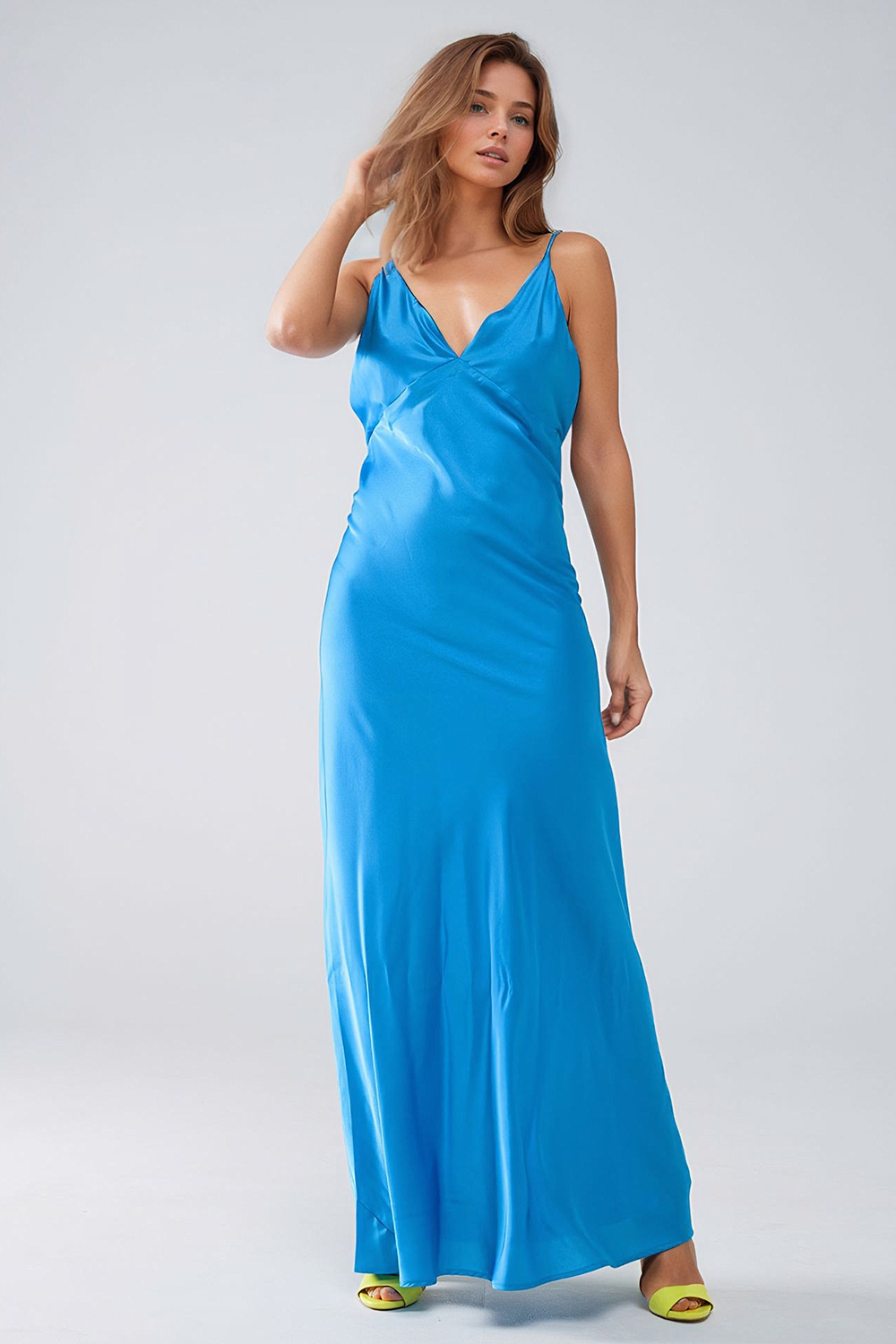 Maxivestido de satén con tirantes en azul Maxivestido de satén con tirantes en azul