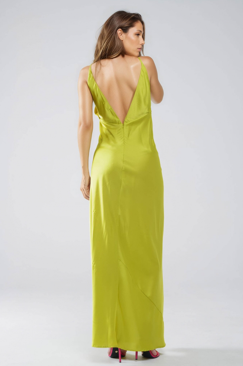 Maxivestido de satén con tirantes en verde lima Maxivestido de satén con tirantes en verde lima