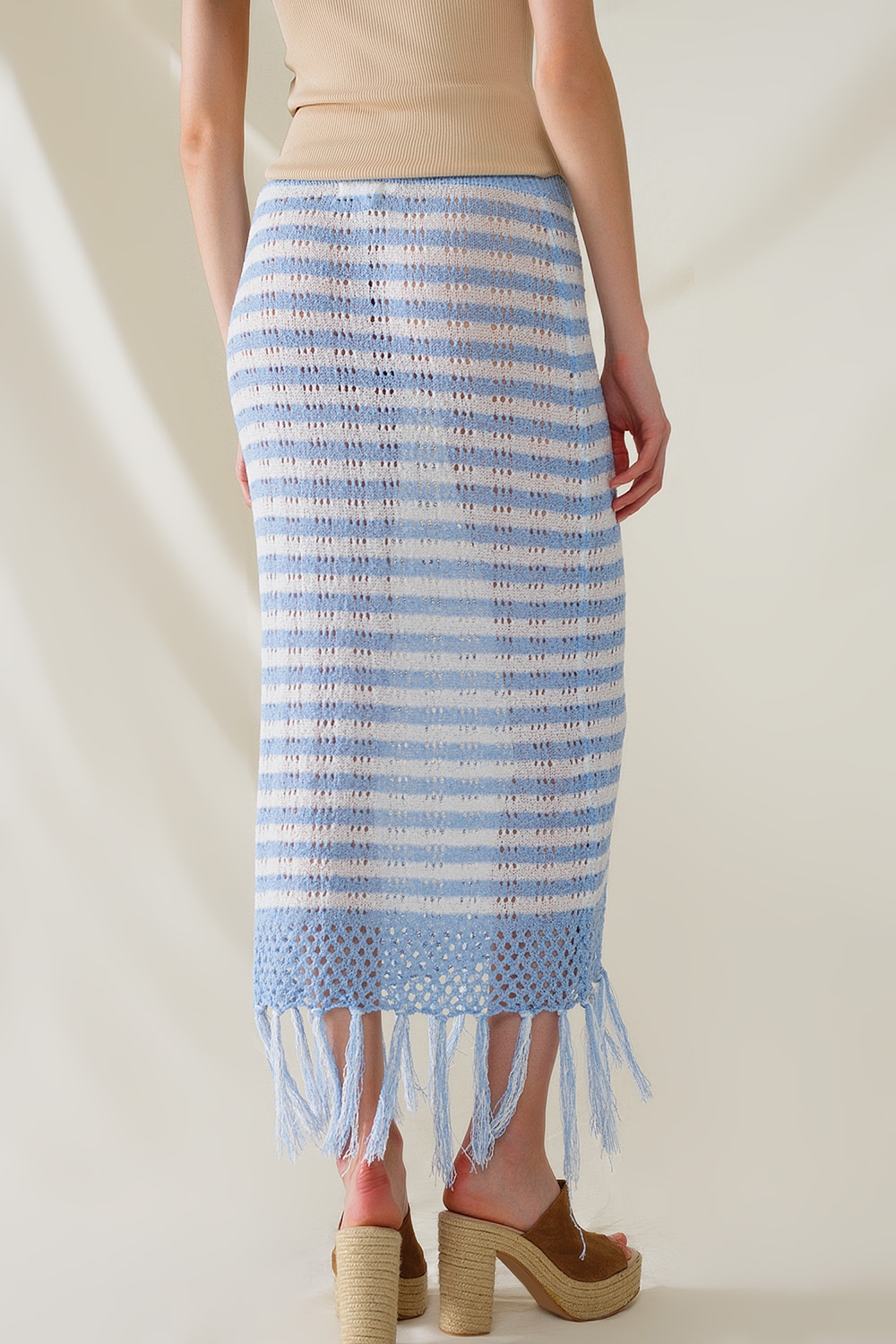 Falda blanca midi de crochet con rayas azules y dobladillo de flecos Falda blanca midi de crochet con rayas azules y dobladillo de flecos