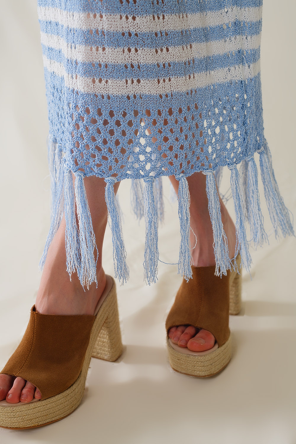 Falda blanca midi de crochet con rayas azules y dobladillo de flecos Falda blanca midi de crochet con rayas azules y dobladillo de flecos