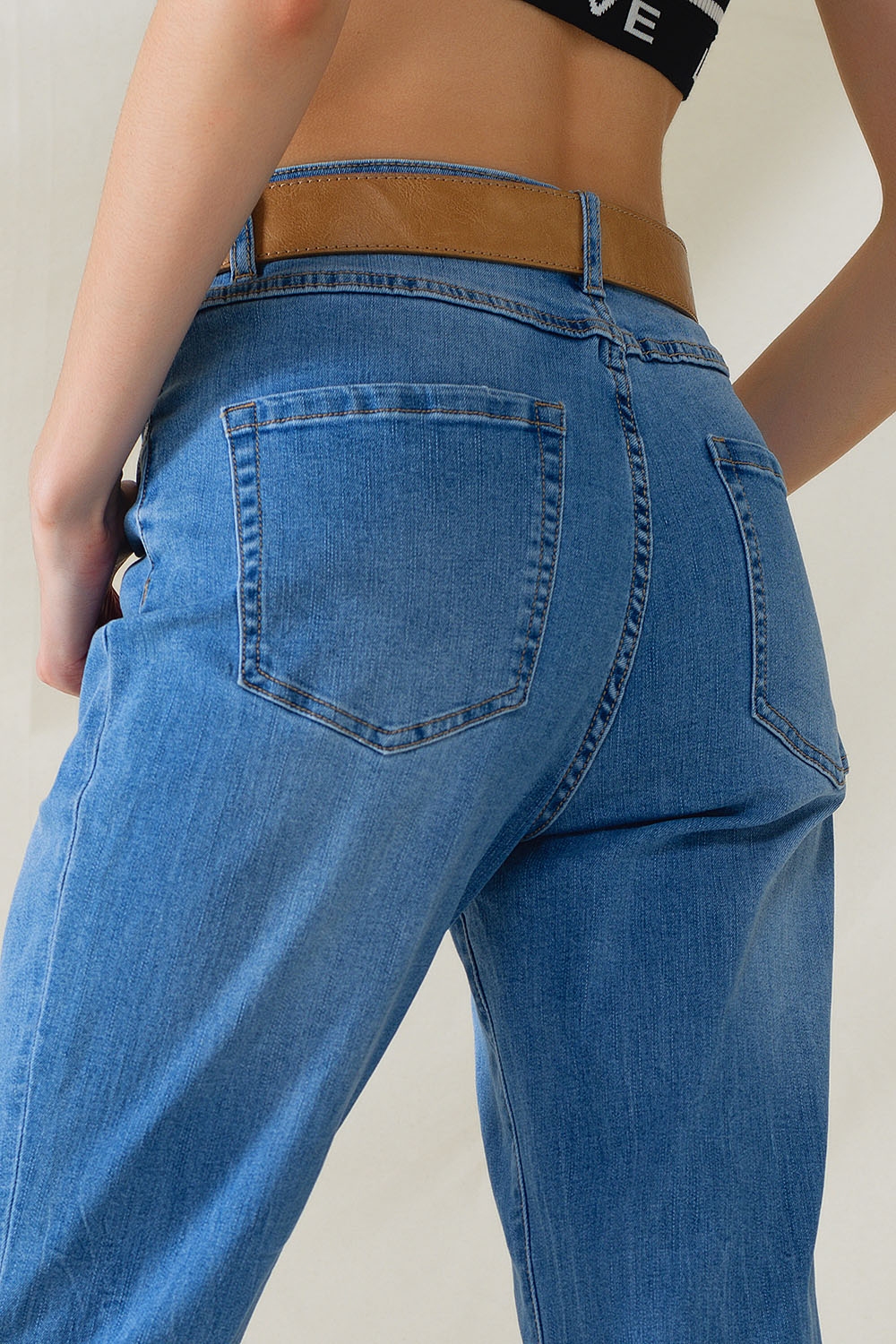Vaqueros de cintura alta en denim el&aacute;stico de lavado medio